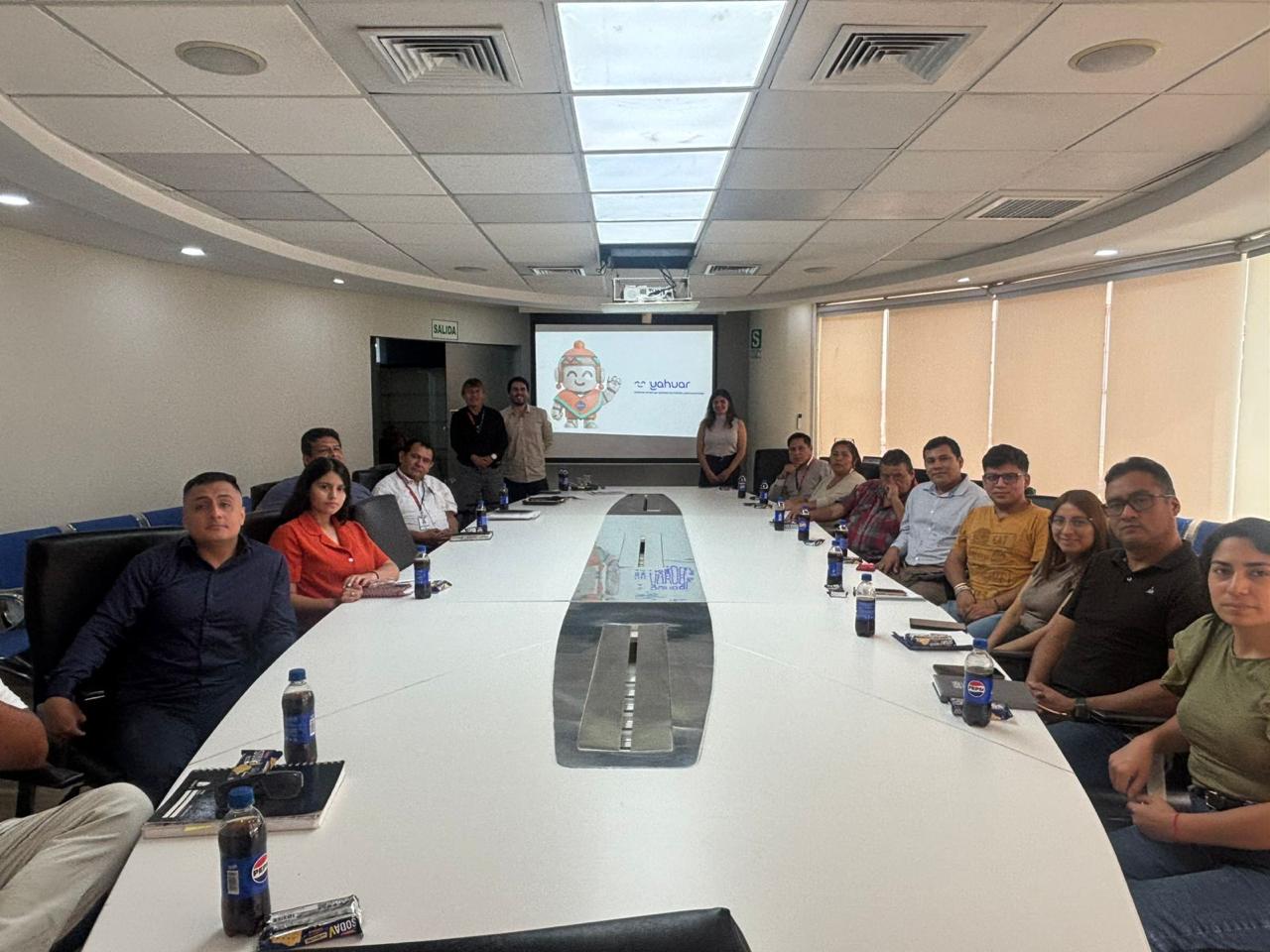 Presentación de Yahuar ante autoridades en mesa de reunión
